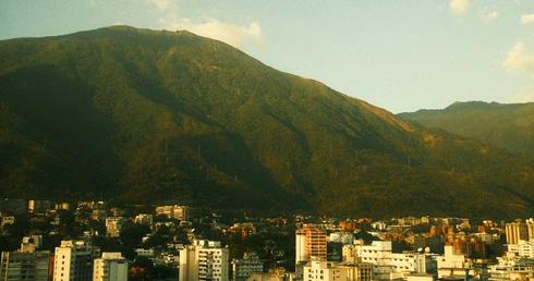 Agencje: w Caracas słychać eksplozje i przelatujące samoloty