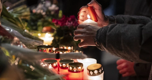 Szwajcaria: W "hangarze bólu" rodziny czekają na informacje o bliskich