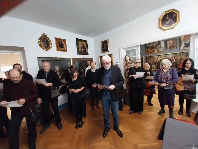 Katolik w kostiumie awangardowym