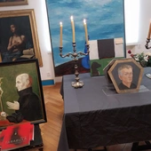 Katolik w kostiumie awangardowym