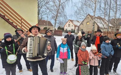 Kolędnicy wędrują po kościołach i domach
