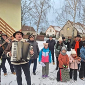 Kolędnicy wędrują po kościołach i domach