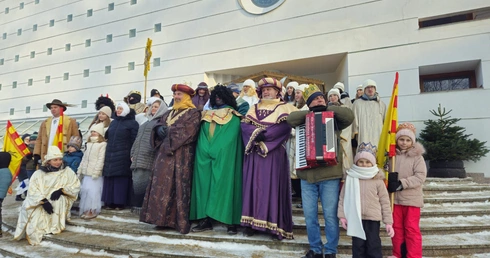 Orszak i uliczne jasełka w Szymanowie