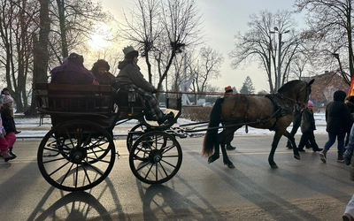 Głowno. Królowie zasiedli w bryczce