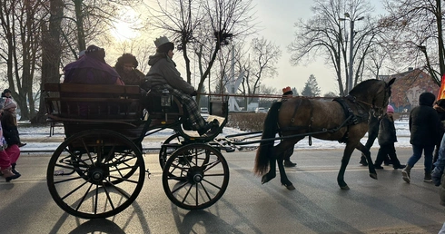 Głowno. Królowie zasiedli w bryczce