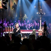 Na dworze skrzypiący mróz, a wypełnionej po brzegi świątyni gorąca kolędowa atmosfera