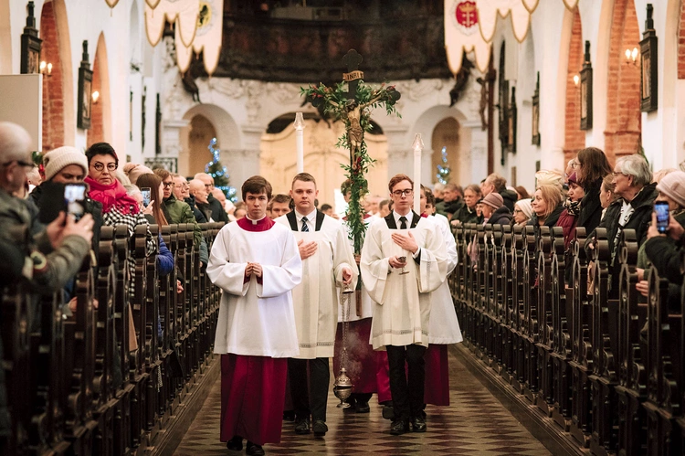 Liturgia miała wyjątkową symbolikę. Na czele procesji niesiony był krzyż, który prowadził pierwszą powojenną procesję Bożego Ciała ulicami zniszczonego Gdańska 20 czerwca 1946 roku.