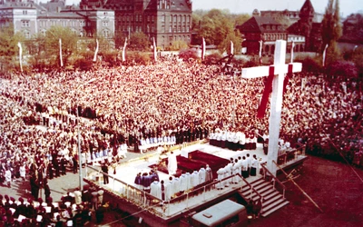 Msza św. 3 maja 1981 roku. Zdjęcie z archiwum ks. Konrada Kołodzieja. 