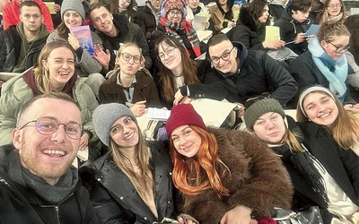 Radość ze wspólnoty najbardziej odczuwalna była podczas wieczornych spotkań w hali Accor Arena Bercy. 