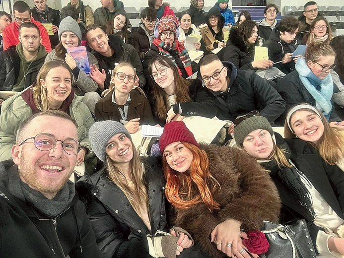 Radość ze wspólnoty najbardziej odczuwalna była podczas wieczornych spotkań w hali Accor Arena Bercy. 