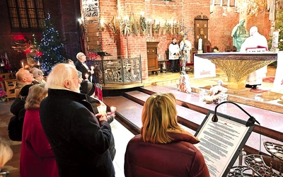 Uroczyste przyrzeczenie złożono u stóp ołtarza.