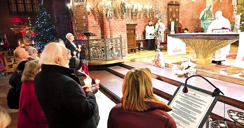 Uroczyste przyrzeczenie złożono u stóp ołtarza.