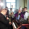 Bp Piotr Greger pobłogosławił odnowiony instrument.