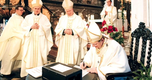 Biskupi podpisali przesłanie dla przyszłych pokoleń, które umieszczono w kapsule  wraz z innymi przedmiotami upamiętniającymi jubileuszowe obchody.