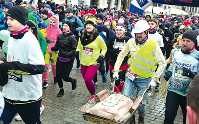 Impreza łączy w sobie zarówno aktywność fizyczną, dobroczynność, jak i kreatywność w przebraniach.