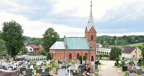 Świątynia znajduje się przy wjeździe do miejscowości od strony Gdańska.