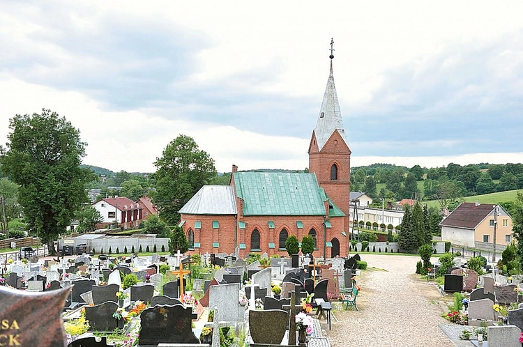 Świątynia znajduje się przy wjeździe do miejscowości od strony Gdańska.