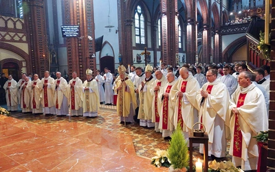 Eucharystię z biskupami koncelebrowali kapłani z różnych stron diecezji.