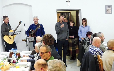 Andrzej Sitarz (w środku) z ekipą wieczernikową na jubileuszu 25-lecia w Lipniku. 