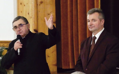 Ks. Grzegorz Gruszecki i Grzegorz Szczepaniak – inicjatorzy wydania konkatedralnej publikacji.