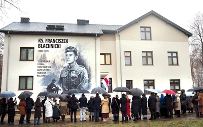 Mural przedstawiający młodego Franciszka Blachnickiego zdobi elewację.