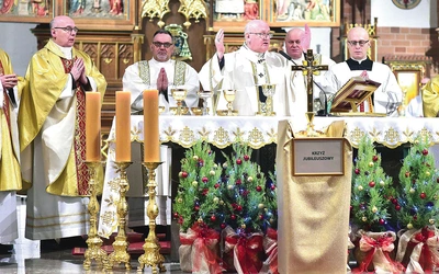 – Z perspektywy chrześcijańskiej małżeństwo jest czymś więcej niż relacją dwojga osób, które się kochają. To przestrzeń, w której miłość zostaje powierzona Bogu – zaznaczył abp Górzyński.