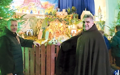 Ojciec Juniper (z prawej) i brat Cherubin zapraszają do świątyni. 