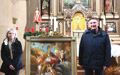 – Teraz widać, co przedstawia, bo dawniej ledwo była rozpoznawalna postać świętego, reszta była ciemna  – przyznają konserwatorka obrazu i Robert Scherner. 