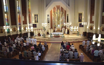Zgromadzenie liturgiczne w kościele księży pallotynów w Radomiu.