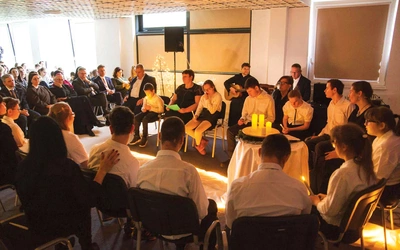 Podczas poświęcenia internatu dla chłopców, 16 grudnia 2025 r., abp Adrian Galbas uczestniczył w programie słowno-muzycznym zatytułowanym „Czekając na radość”. Dziękował wszystkim posługującym w Laskach za to, że każdego dnia zapalają światło w życiu drugiego człowieka, kontynuując wizję swojej patronki.