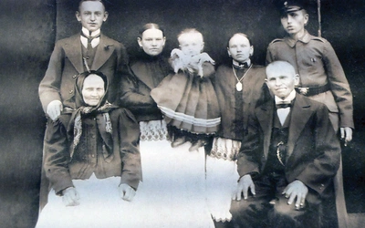 Na zdjęciu z rodzinnego albumu:  Albert (w mundurze po prawej) z rodzicami, bratem, siostrami (i dzieckiem jednej z nich).