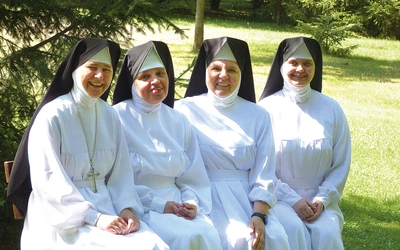 Realizując słowa Jezusa: „Wszystko, co uczyniliście jednemu z tych braci moich najmniejszych, Mnieście uczynili” (Mt 25,40), siostry szczególną troską otaczają dzieci i młodzież z niepełnosprawnością intelektualną oraz moralnie zaniedbane, samotne i młodociane matki.