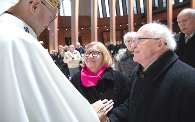 Po homilii nastąpił uroczysty moment odnowienia przyrzeczeń małżeńskich, podczas którego małżonkowie stanęli naprzeciw siebie i trzymając się za dłonie, dziękowali sobie za wspólne lata oraz przepraszali wzajemnie za winy. Ponowili wyznanie miłości, wierności i uczciwości małżeńskiej, prosząc Boga o pomoc w wytrwaniu w tym związku aż do śmierci. Arcybiskup prosił Ducha Świętego o umocnienie ich woli i wsparcie łaską.