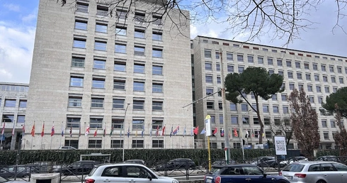 Przed siedzibą WHO w Rzymie