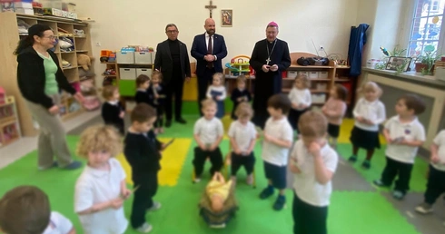 Noworoczne odwiedziny abp. Kupnego i prezydenta Sutryka w katolickiej szkole