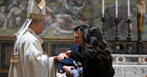 Leon XIV: wiara nadaje sens życiu. Papież ochrzcił dwadzieścioro dzieci