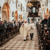 Bp Szlachetka: Obrona krzyża to nie polityka