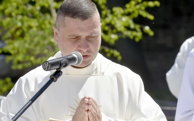 Ksiądz stworzył aplikację do nauki języków starożytnych