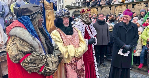  Na czele pochodu nad Motławą wraz z wędrowcami ze Wschodu szedł abp Tadeusz Wojda SAC.