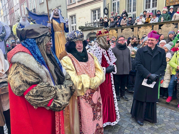  Na czele pochodu nad Motławą wraz z wędrowcami ze Wschodu szedł abp Tadeusz Wojda SAC.
