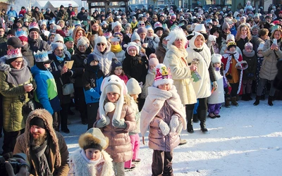 Skierniewicki orszak zgromadził tłumy mieszkańców, którzy na tę okazję przywdziali przebrania królów, aniołów, pastuszków i... owieczek.