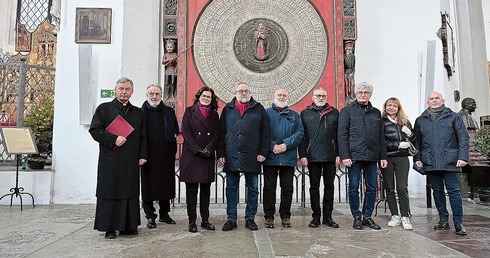 Średniowieczny mechanizm został wprawiony w ruch dzięki pracy wielu osób, zaangażowanych w odbudowę od ponad 40 lat. 
