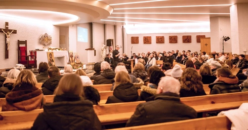 Modlitwy i konferencje odbywają się w dolnym kościele parafii pw. św. Andrzeja Boboli w Gdyni-Obłużu. Kolejne zaplanowano  7 lutego, 7 marca i 11 kwietnia. Rozpoczęcie o godz. 19. 