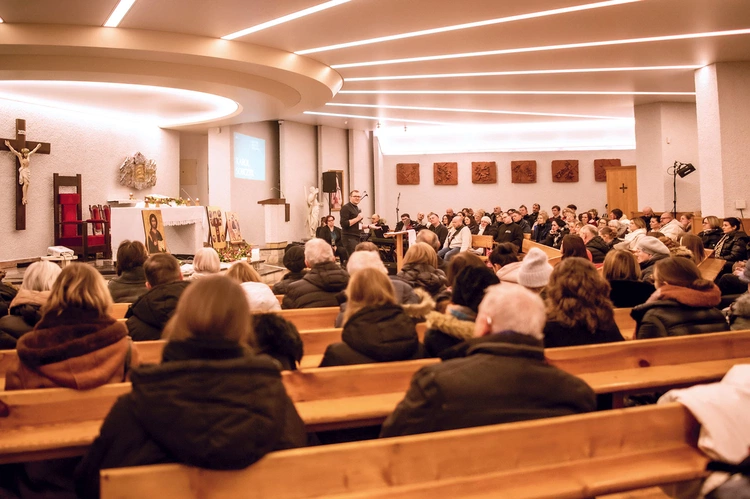 Modlitwy i konferencje odbywają się w dolnym kościele parafii pw. św. Andrzeja Boboli w Gdyni-Obłużu. Kolejne zaplanowano  7 lutego, 7 marca i 11 kwietnia. Rozpoczęcie o godz. 19. 