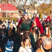  W Rumi ponownie przygotowano dodatkowe elementy historyczne. Wśród rozpoznawalnych postaci pojawili się m.in. książę Świętopełk, kojarzony z nadaniem terenów rumskich cystersom oliwskim w 1224 roku.