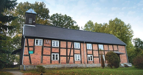  Malownicza architektura, szczególnie konstrukcja z pruskiego muru, a także zabytkowe wyposażenie sprawiają, że wiele par decyduje się  na zawarcie  tu sakramentu małżeństwa. 