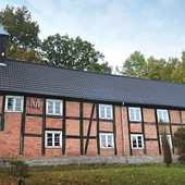  Malownicza architektura, szczególnie konstrukcja z pruskiego muru, a także zabytkowe wyposażenie sprawiają, że wiele par decyduje się  na zawarcie  tu sakramentu małżeństwa. 