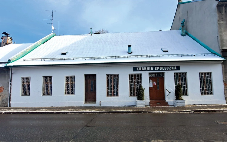   Budynek Kuchni Społecznej, którego dach wymaga natychmiastowego remontu. 