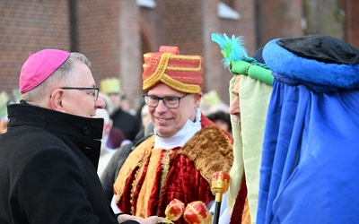  Biskup rozmawia z Monarchami przed wyruszeniem pochodu.