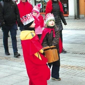 Najmłodsi nieśli dary dla Nowonarodzonego, które na koniec złożyli przy żłóbku.  